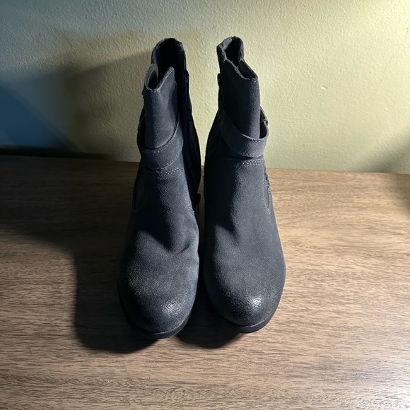 Earth Origins gray suede boots - Picture 1 of 7